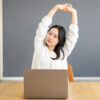 ストレッチする女性