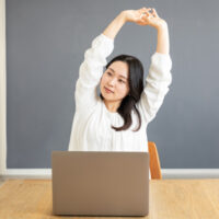 ストレッチする女性