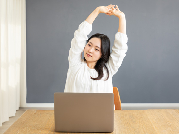 ストレッチする女性
