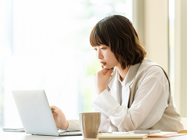 株式会社ワンクルーのコラム「PHPの脆弱性と、ホームページの安全を守る保守管理の重要性」のホームページの不具合で悩む女性のイメージ